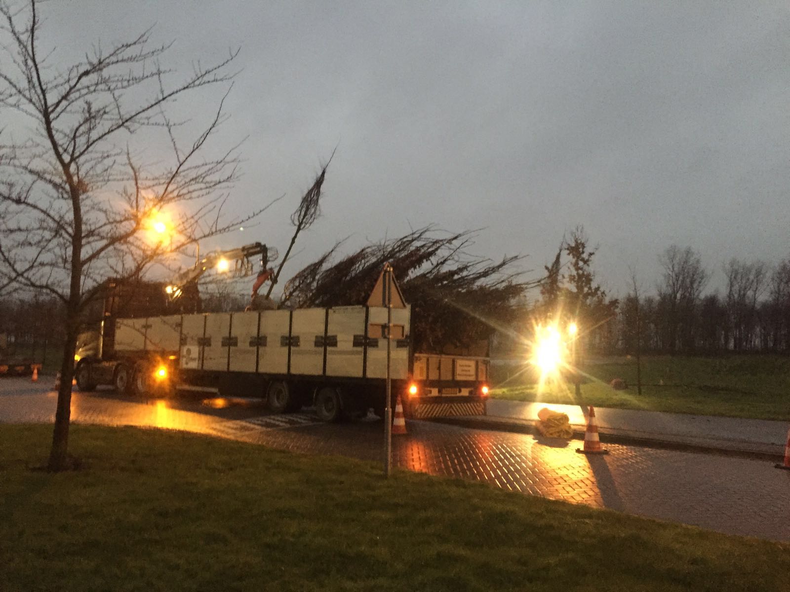 Aankomst van de vrachtwagen.