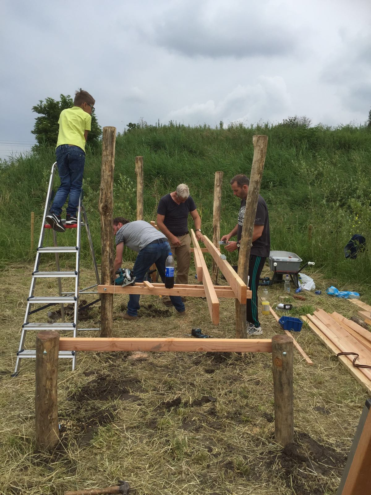 Buurtbewoners aan het werk