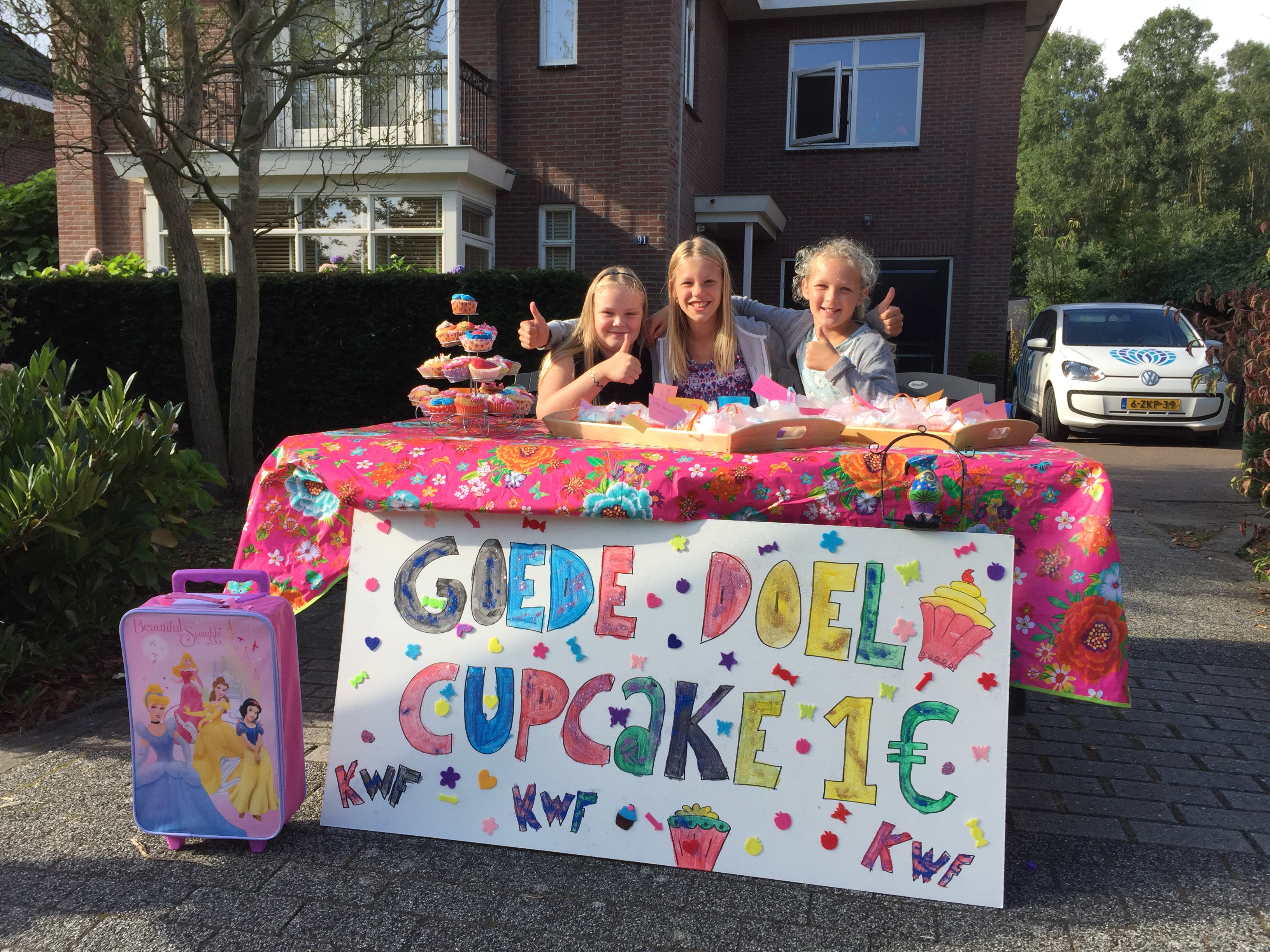 Annemijn en Laurien verkopen cupcakes voor het goede doel.