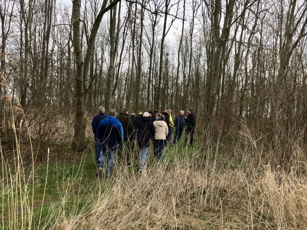 Bewoners krijgen uitleg van de beheerder en de boswachter